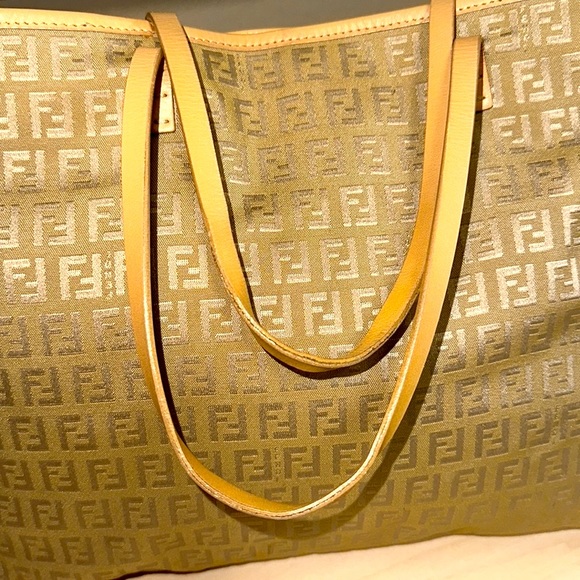 WOW POSHMARK - Authentic Fendi Extra Large Tote - Picture 4 of 16
